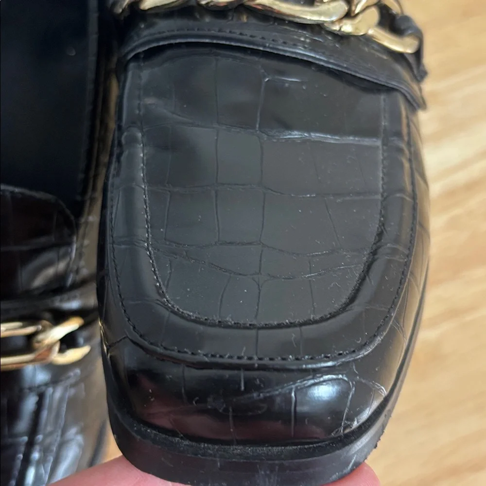 Urban Outfitters Black Croc Print Loafers with Heel and gold chain accent size 7 - Picture 5 of 11